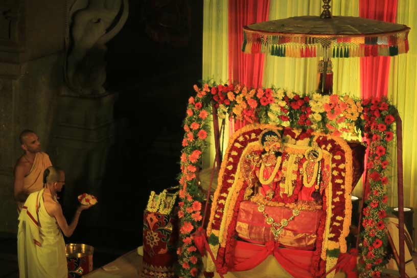 Arati during Jhulan Utsava 